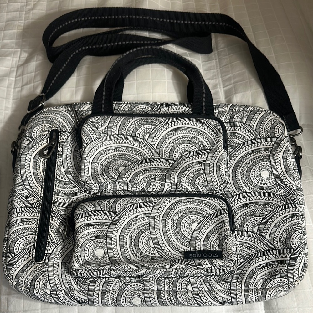 SAKROOTS Black&White Patterned Women's Laptop Crossbody Bag w/Accessory Case